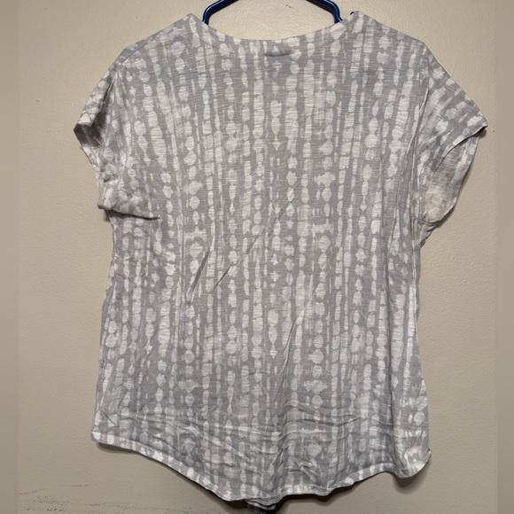Torrid White and Gray Tie-Dye Button-Down Shirt - Picture 2 of 4